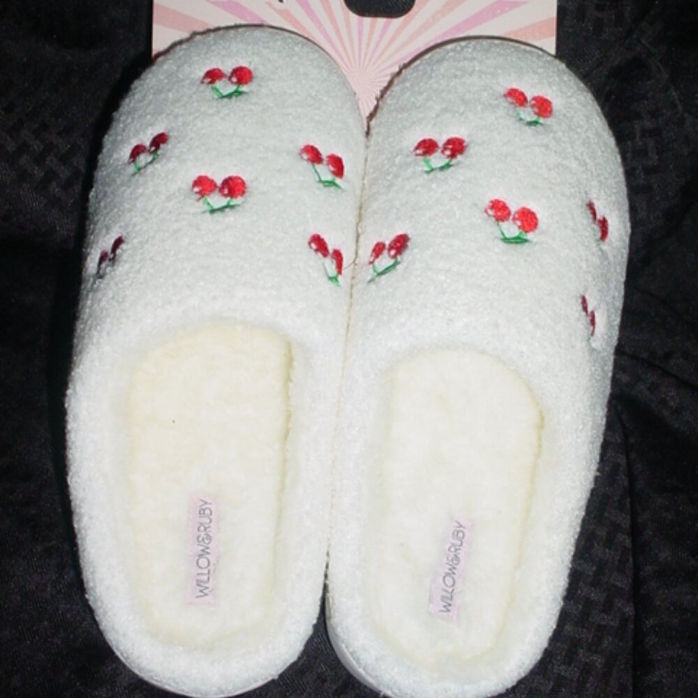 WILLOW & RUBY NWT Cherry Ivory Slippers Size L 9/10